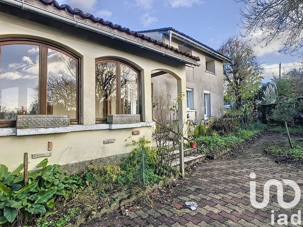 Achat maison à vendre 6 chambres 185 m² - Saint-Cybardeaux