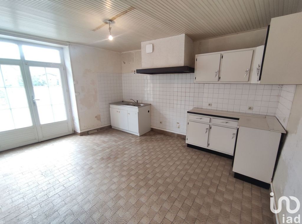 Achat maison à vendre 2 chambres 48 m² - Lussac-les-Châteaux