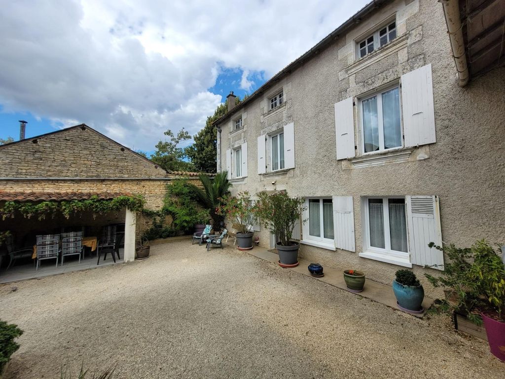 Achat maison à vendre 3 chambres 139 m² - Neuville-de-Poitou