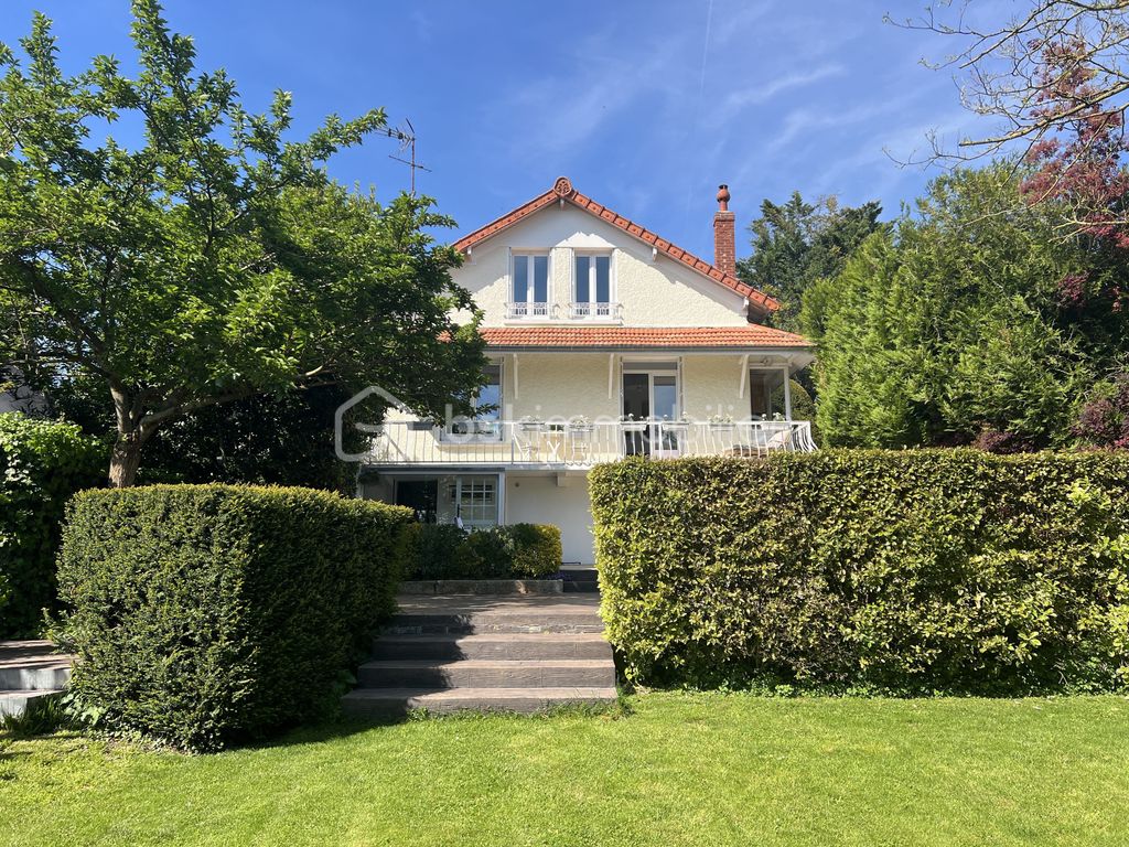 Achat maison à vendre 5 chambres 161 m² - Condé-Sainte-Libiaire