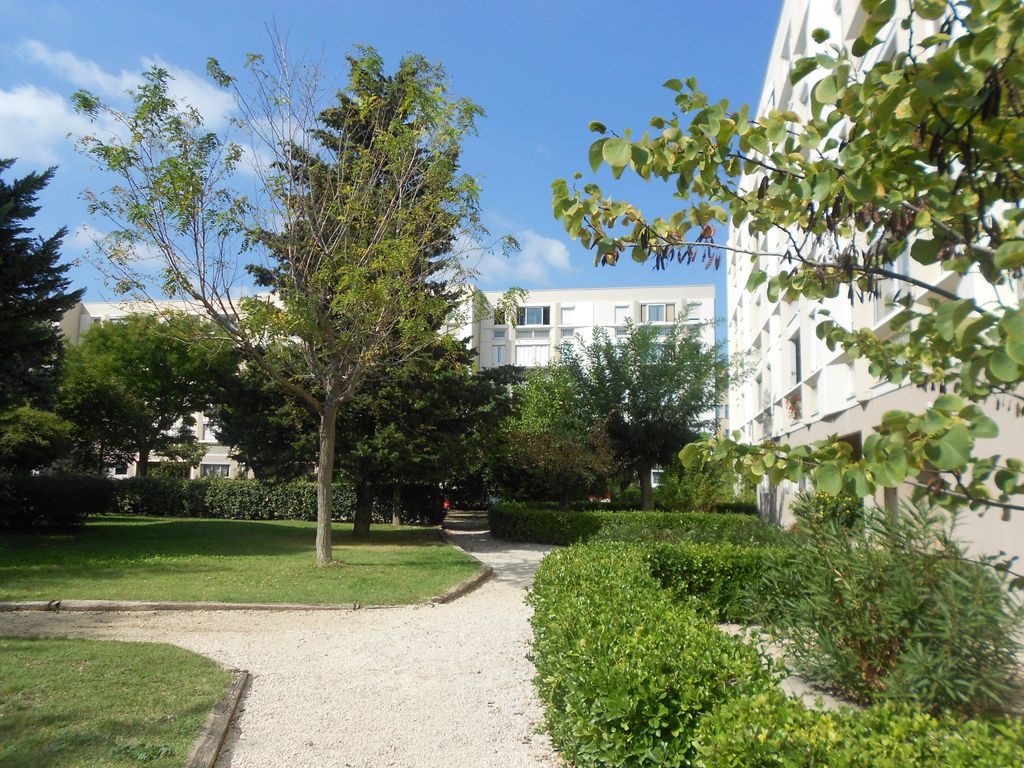 Achat appartement à vendre 5 pièces 91 m² - Marignane