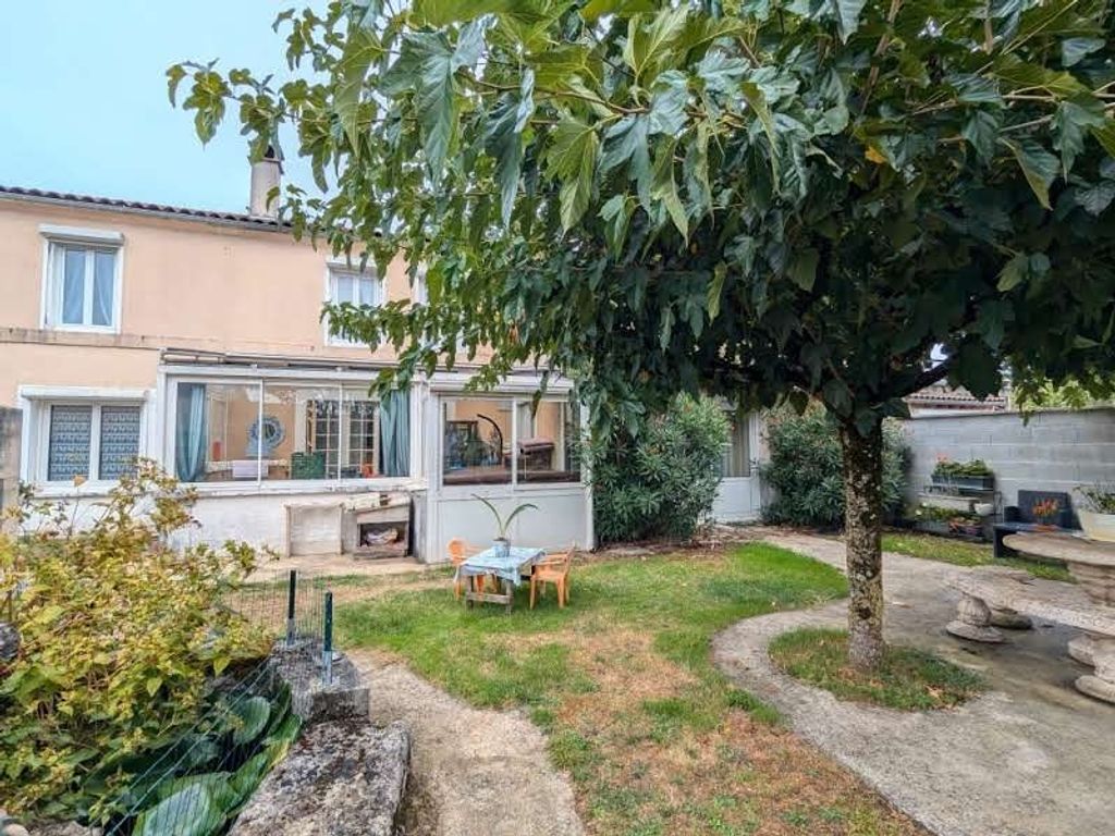 Achat maison à vendre 4 chambres 185 m² - Châteaubernard