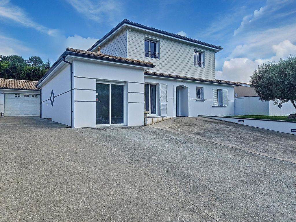 Achat maison à vendre 5 chambres 175 m² - Sainte-Eulalie