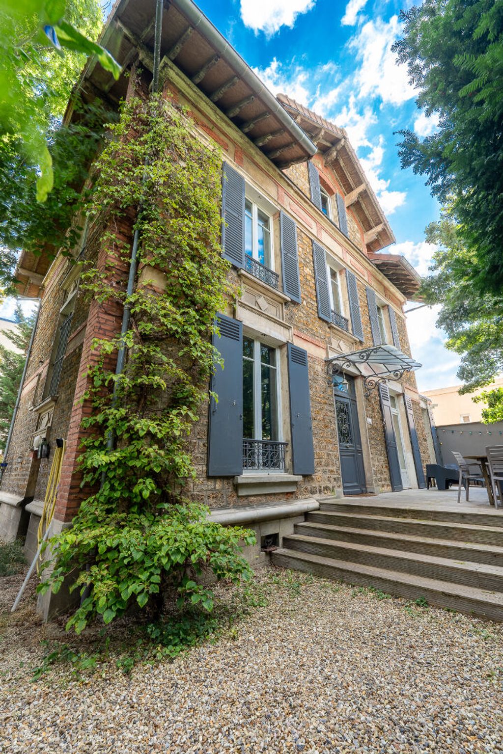 Achat maison à vendre 7 chambres 226 m² - Vaucresson