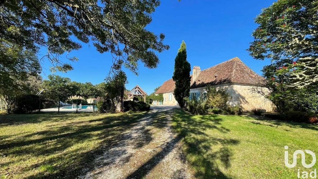 Achat maison à vendre 6 chambres 196 m² - Église-Neuve-d'Issac