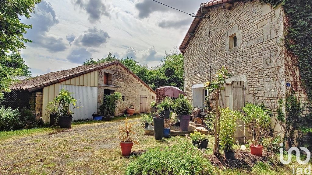 Achat maison à vendre 2 chambres 115 m² - Usson-du-Poitou