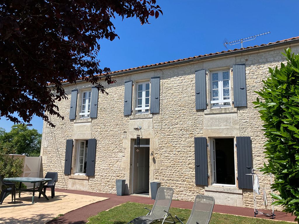 Achat maison à vendre 3 chambres 133 m² - Fontenay-le-Comte