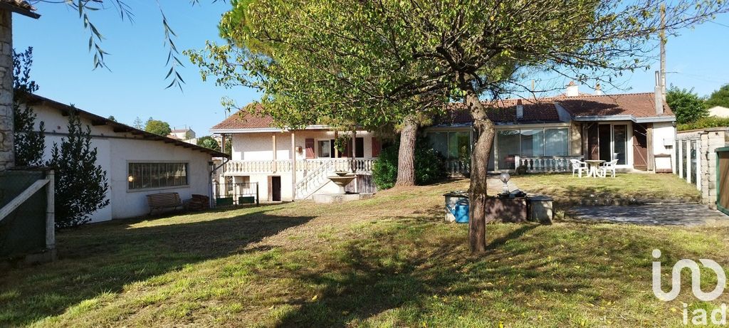 Achat maison à vendre 4 chambres 159 m² - Saint-Séverin-sur-Boutonne