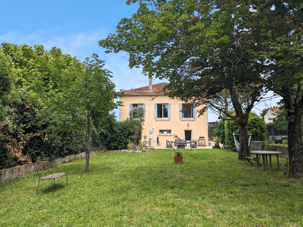 Achat maison à vendre 4 chambres 158 m² - Châteaubernard