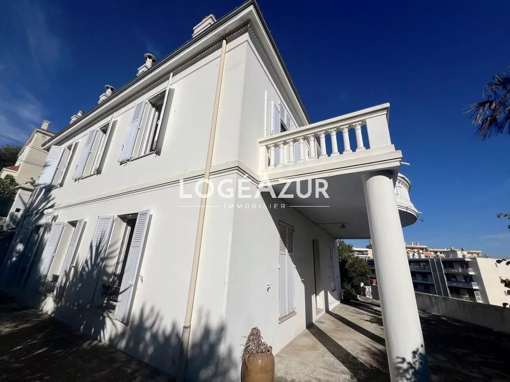 Achat maison à vendre 6 chambres 219 m² - Antibes