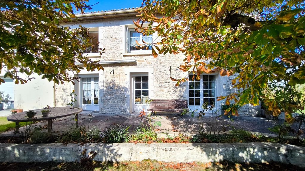 Achat maison à vendre 4 chambres 191 m² - Saint-Jean-d'Angély