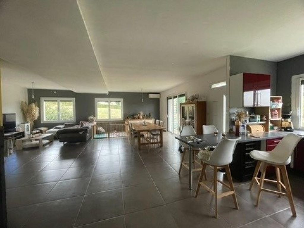 Achat maison à vendre 4 chambres 165 m² - Saint-Jean-d'Angély