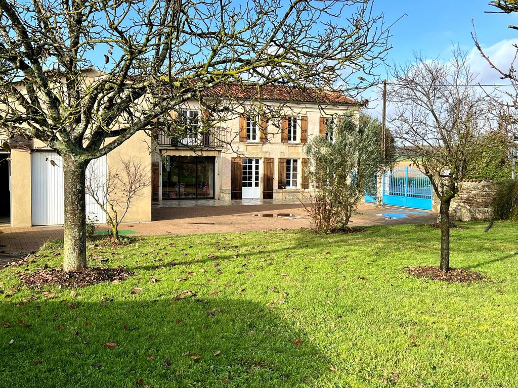 Achat maison à vendre 4 chambres 138 m² - Saint-Jean-d'Angély