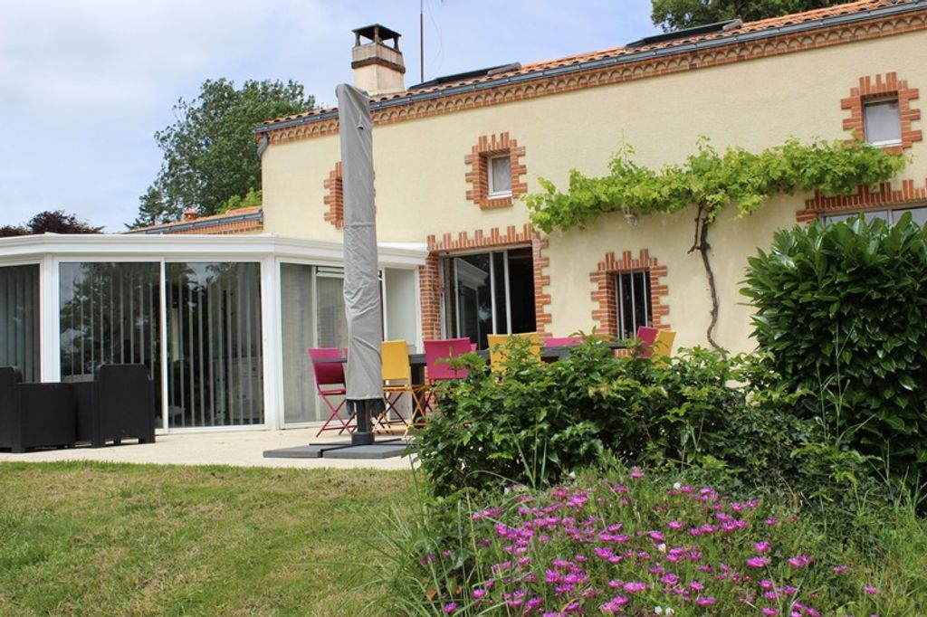 Achat maison à vendre 6 chambres 252 m² - Yzernay