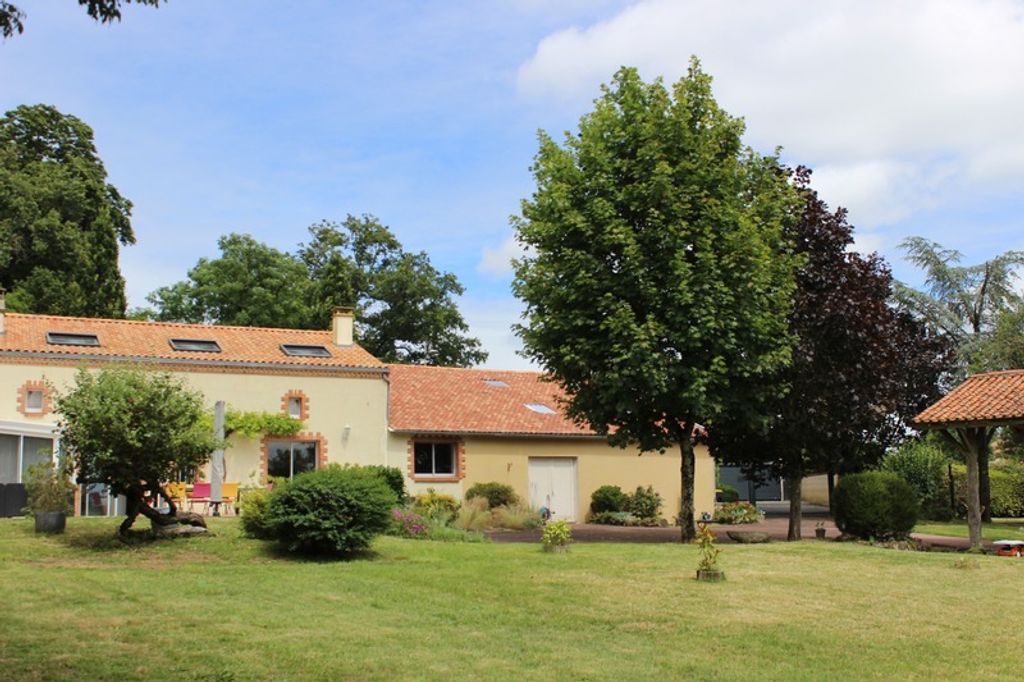 Achat maison à vendre 6 chambres 252 m² - Yzernay