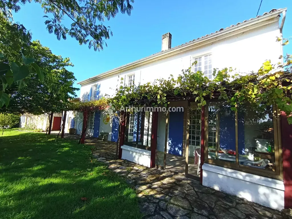 Achat maison à vendre 3 chambres 164 m² - Saint-Séverin-sur-Boutonne