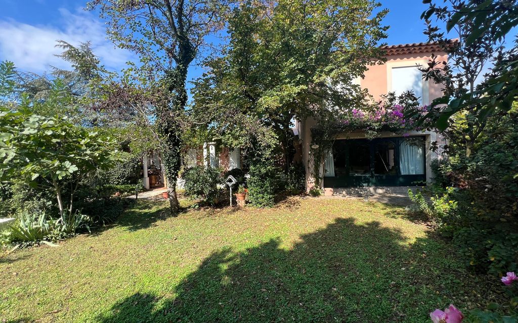 Achat maison à vendre 5 chambres 190 m² - Villeneuve-lès-Avignon