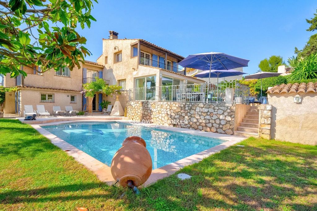 Achat maison à vendre 4 chambres 244 m² - Antibes