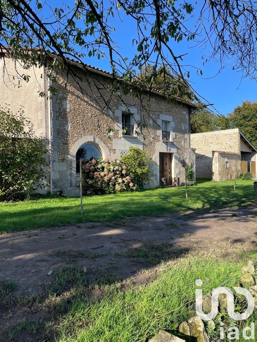 Achat maison à vendre 3 chambres 233 m² - Montendre