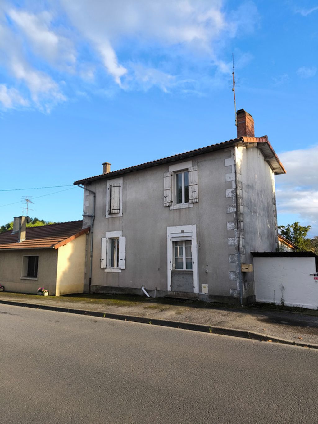 Achat maison à vendre 2 chambres 86 m² - Chabanais