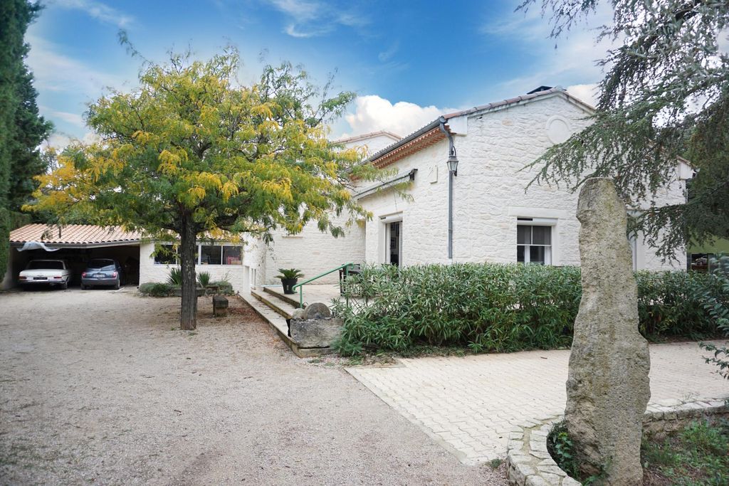 Achat maison à vendre 5 chambres 160 m² - Villeneuve-lès-Avignon