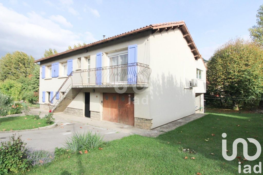 Achat maison à vendre 6 chambres 170 m² - Saint-Georges-de-Luzençon