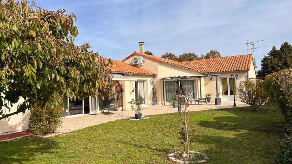 Achat maison à vendre 4 chambres 182 m² - Neuville-de-Poitou