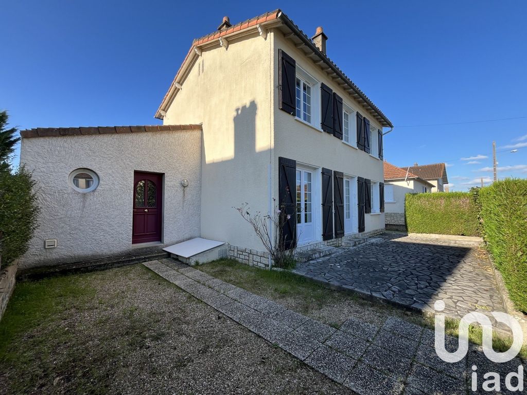 Achat maison à vendre 4 chambres 126 m² - Lussac-les-Châteaux