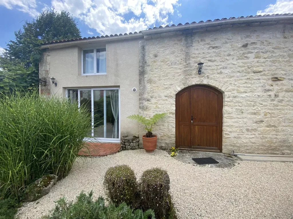 Achat maison à vendre 4 chambres 178 m² - Le Poiré-sur-Velluire