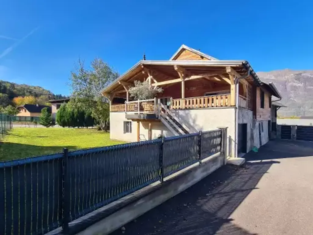 Achat maison à vendre 3 chambres 140 m² - Sainte-Hélène-sur-Isère