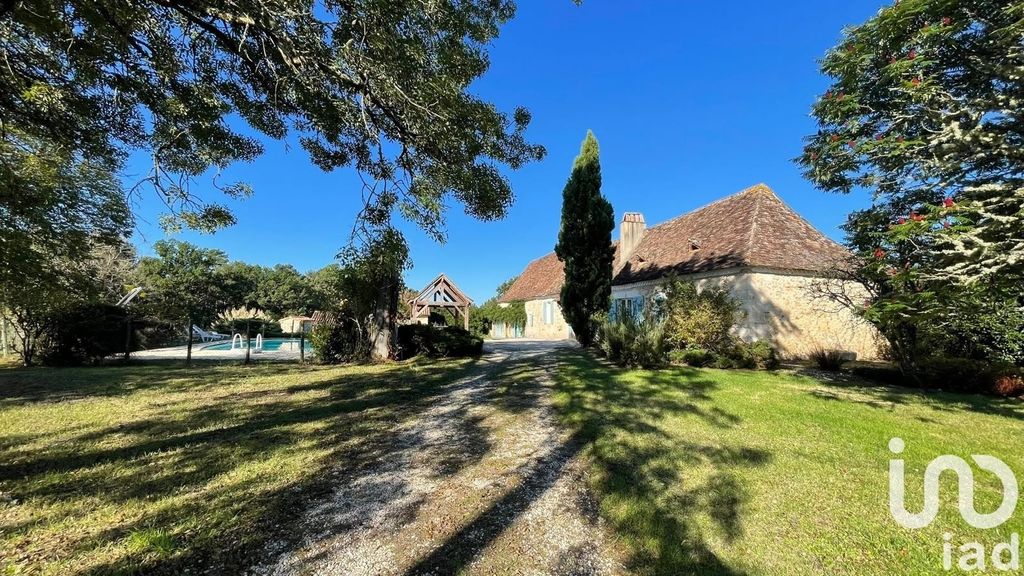 Achat maison à vendre 6 chambres 196 m² - Église-Neuve-d'Issac