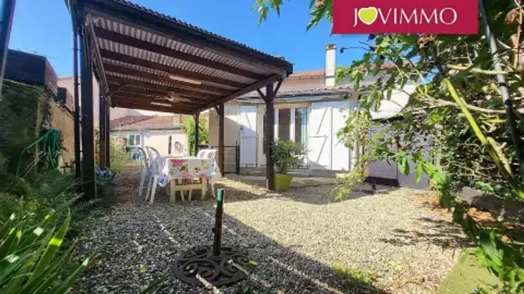 Achat maison à vendre 3 chambres 123 m² - Lussac-les-Châteaux