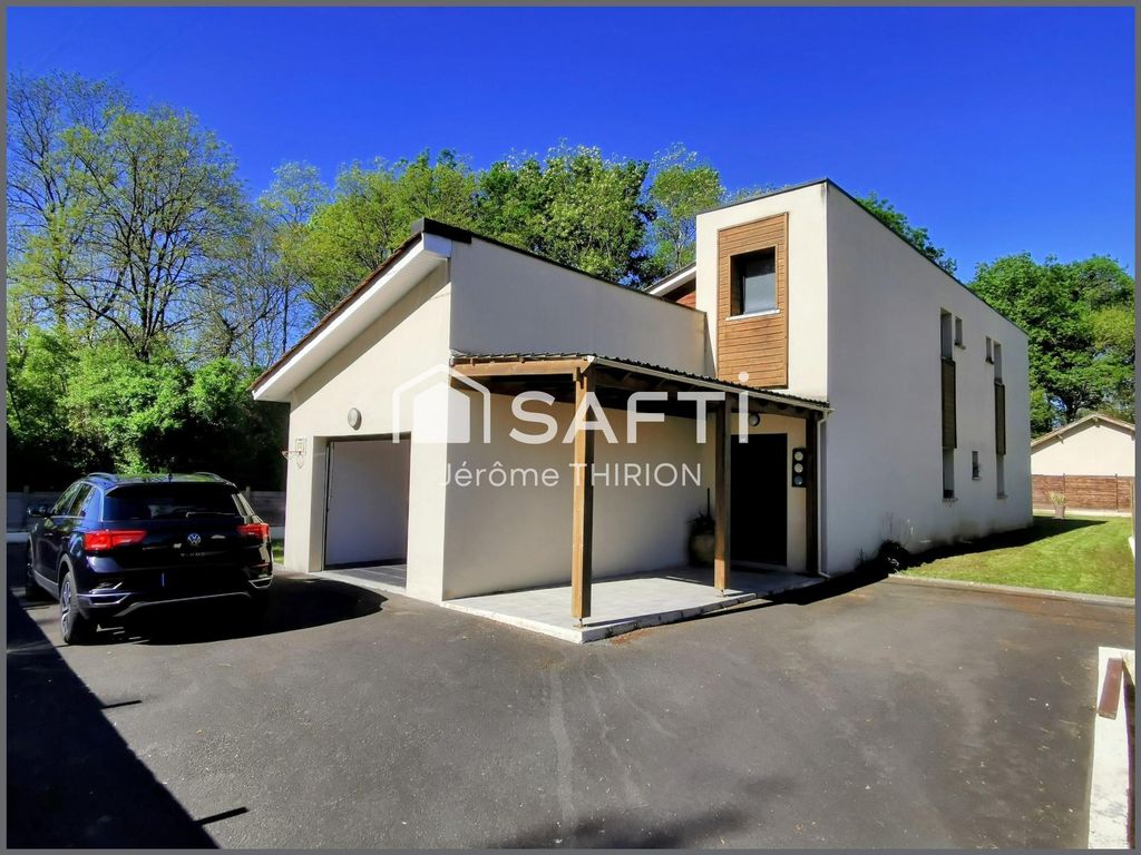 Achat maison à vendre 4 chambres 143 m² - Saint-Yzan-de-Soudiac