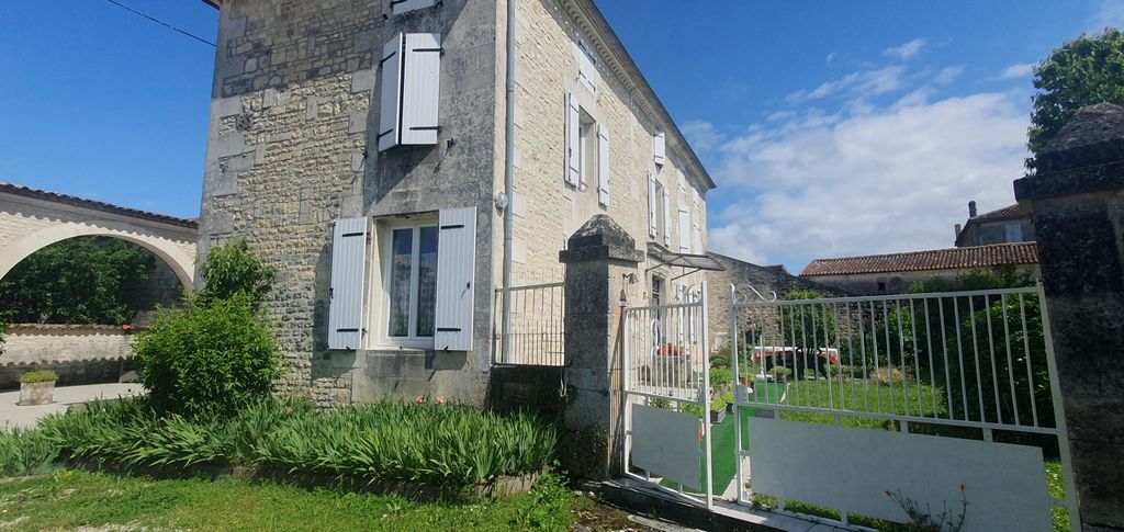 Achat maison à vendre 4 chambres 233 m² - Hiersac