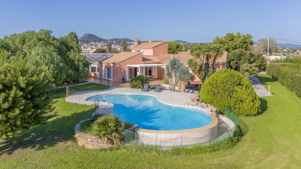 Achat maison à vendre 6 chambres 247 m² - Hyères