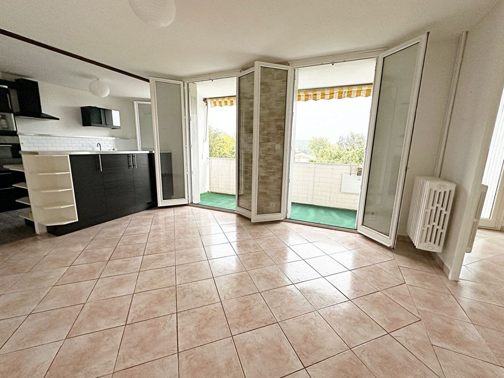 Achat appartement à vendre 4 pièces 72 m² - Saint-Cannat