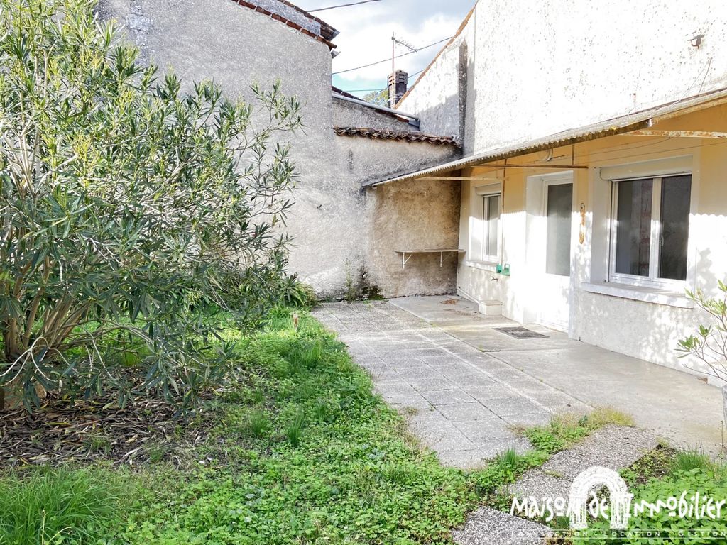 Achat maison à vendre 4 chambres 111 m² - Châteaubernard