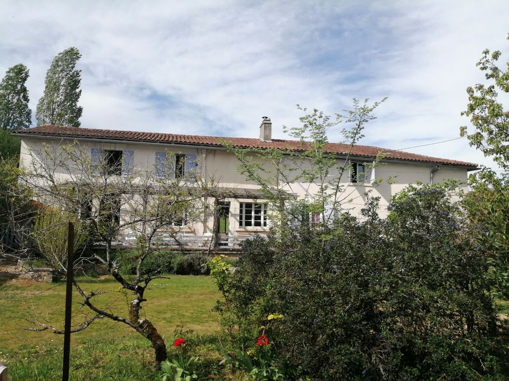 Achat maison à vendre 6 chambres 215 m² - Saint-Séverin