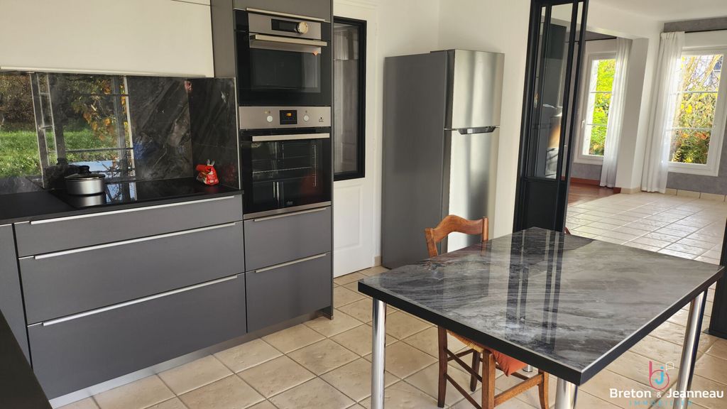 Achat maison à vendre 4 chambres 140 m² - Montigné-le-Brillant