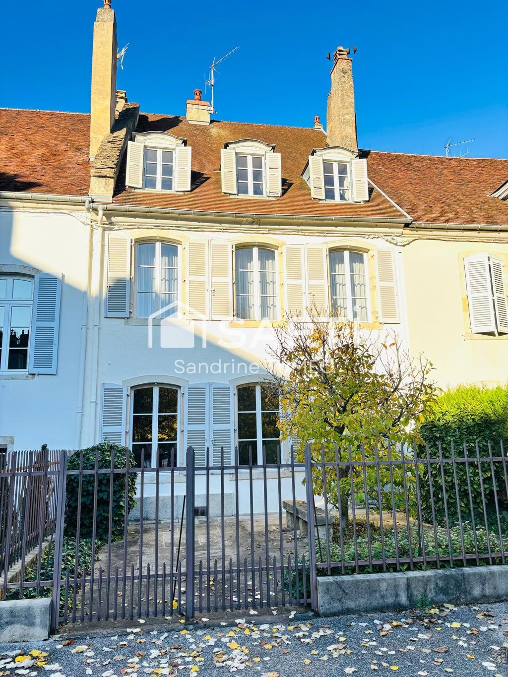 Achat maison à vendre 4 chambres 226 m² - Lons-le-Saunier