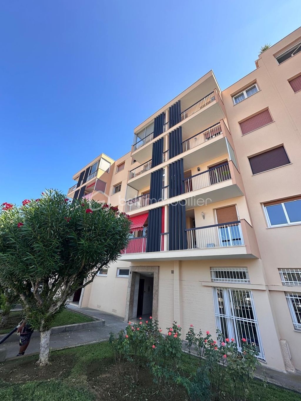 Achat appartement à vendre 3 pièces 64 m² - Saint-Laurent-du-Var