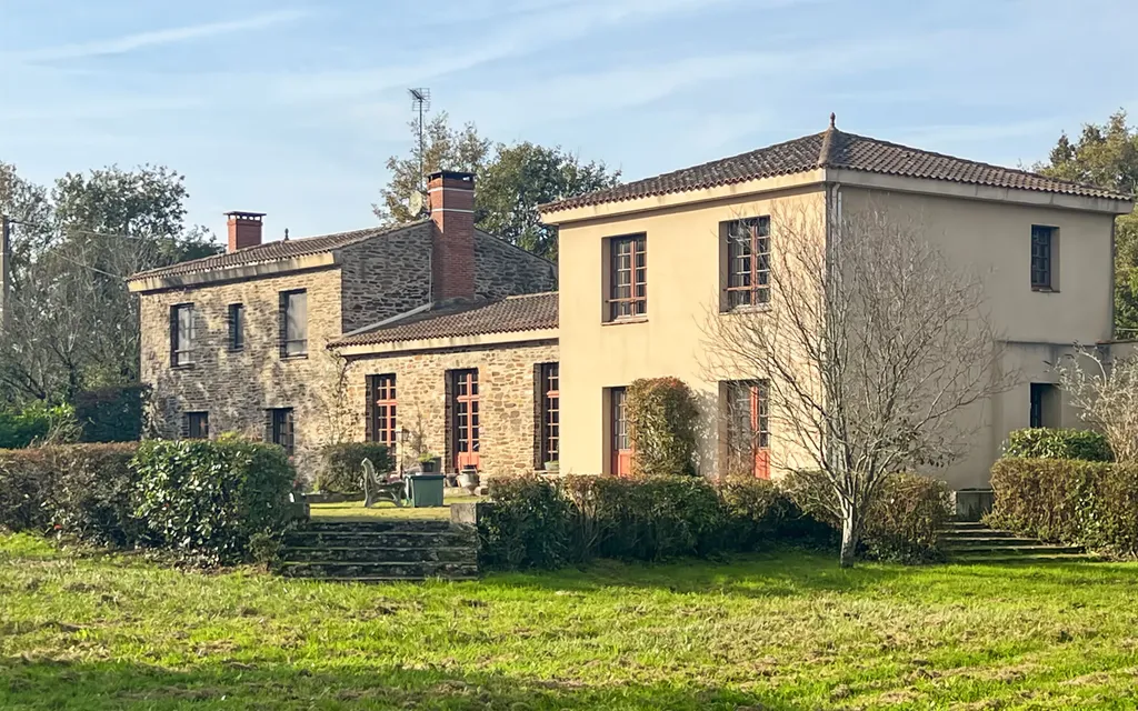 Achat maison à vendre 4 chambres 250 m² - Rives-de-l'Yon