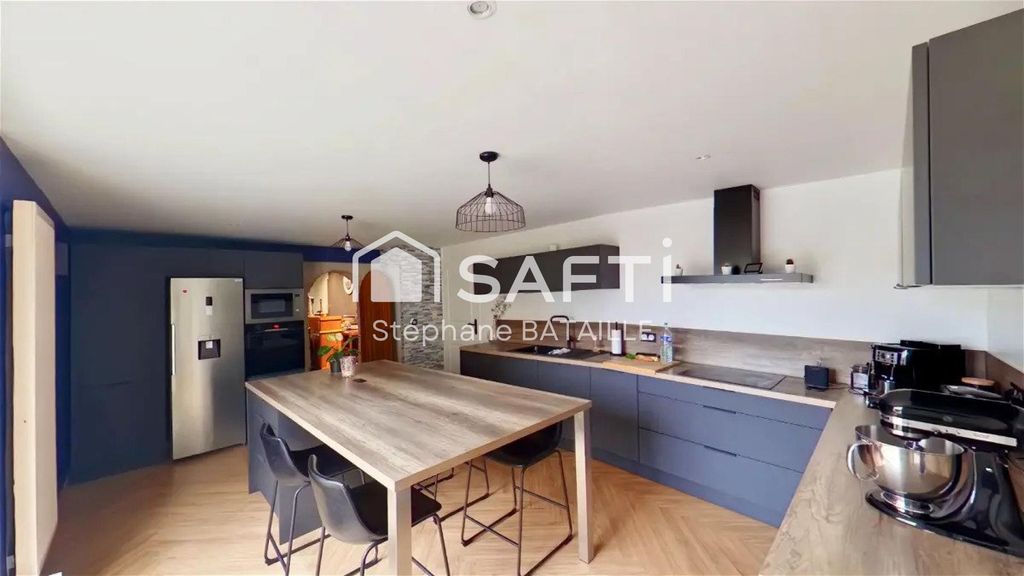 Achat maison à vendre 6 chambres 195 m² - Saint-Martin-la-Pallu