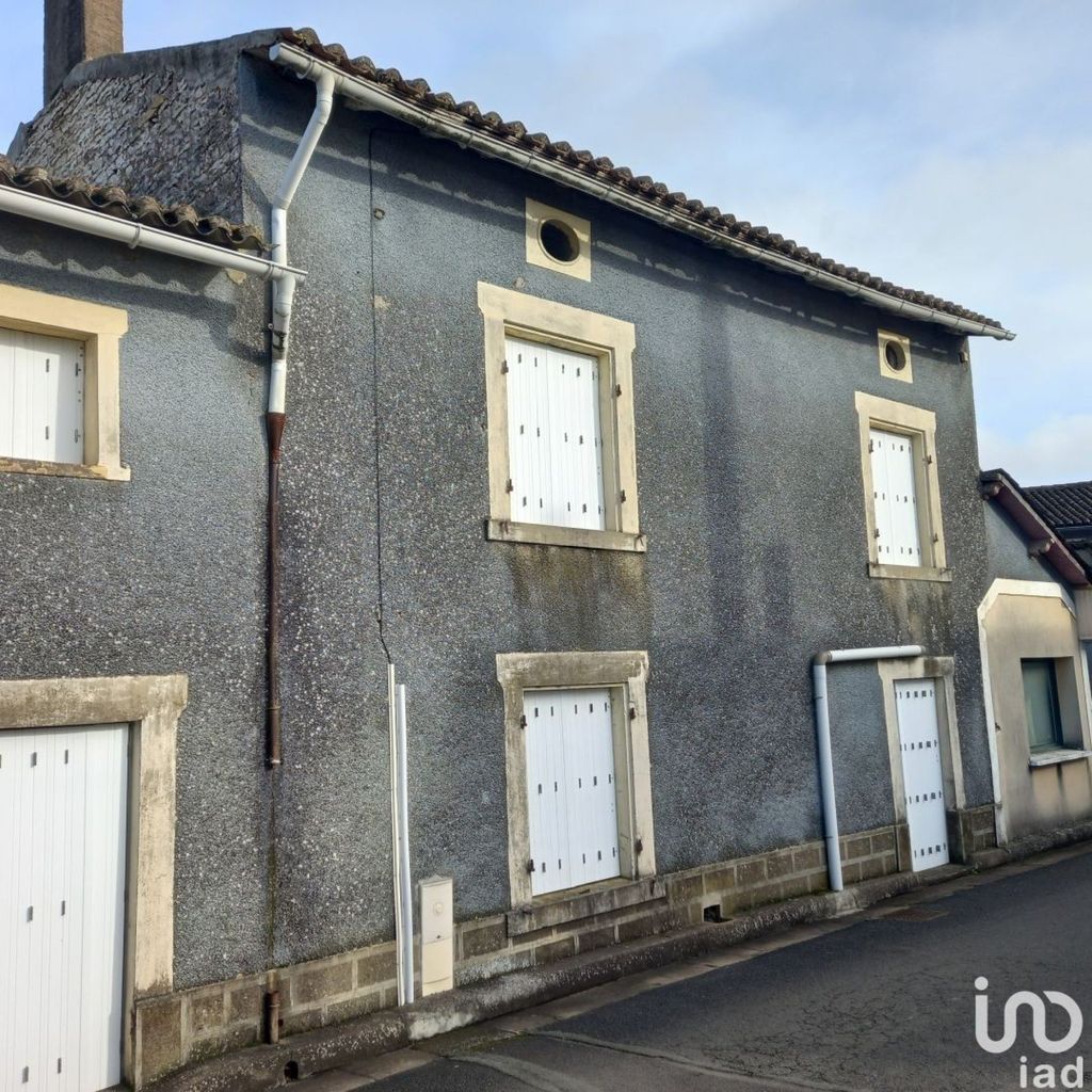 Achat maison à vendre 3 chambres 135 m² - Saint-Jean-de-Sauves