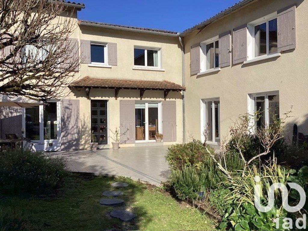 Achat maison à vendre 6 chambres 254 m² - Chalais