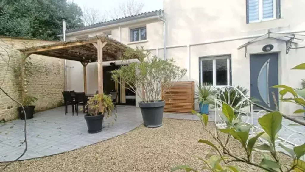 Achat maison à vendre 2 chambres 117 m² - Neuville-de-Poitou