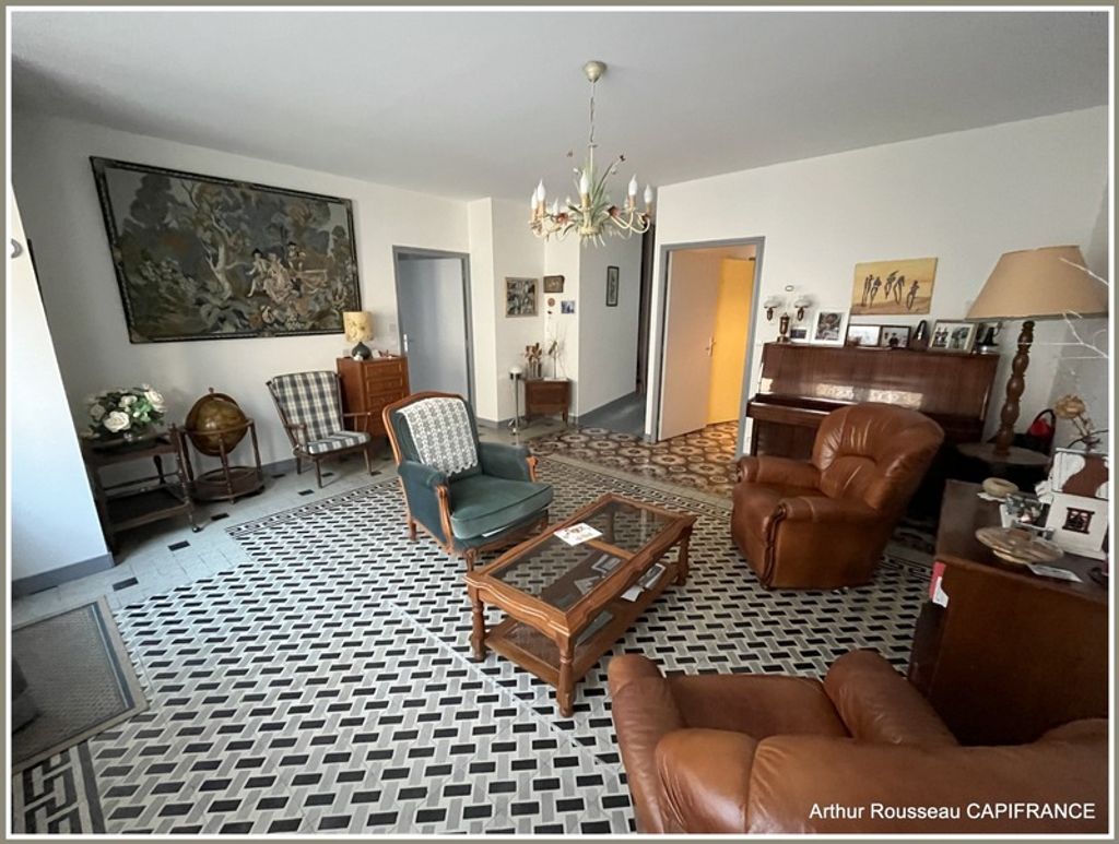 Achat maison à vendre 7 chambres 205 m² - Saint-Pierre-de-Maillé