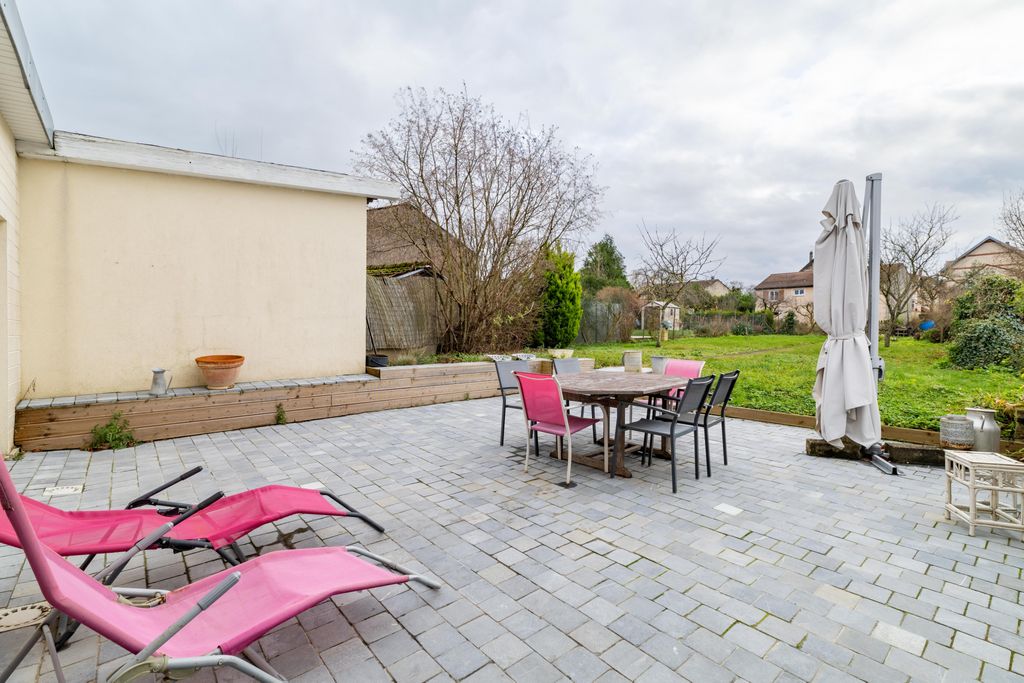 Achat maison à vendre 5 chambres 186 m² - Sainte-Marie-aux-Chênes