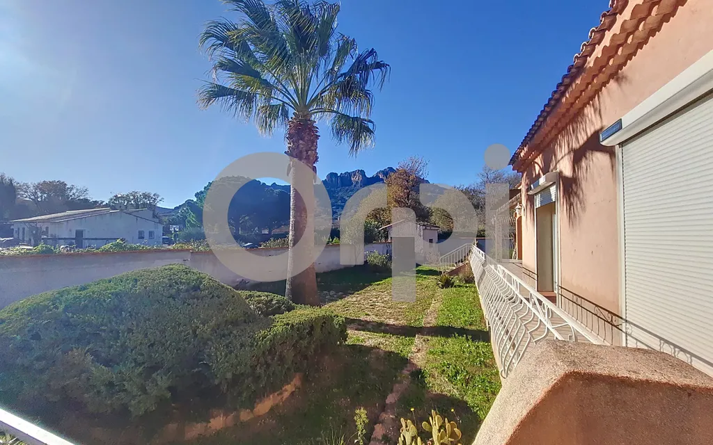 Achat maison à vendre 5 chambres 161 m² - Roquebrune-sur-Argens