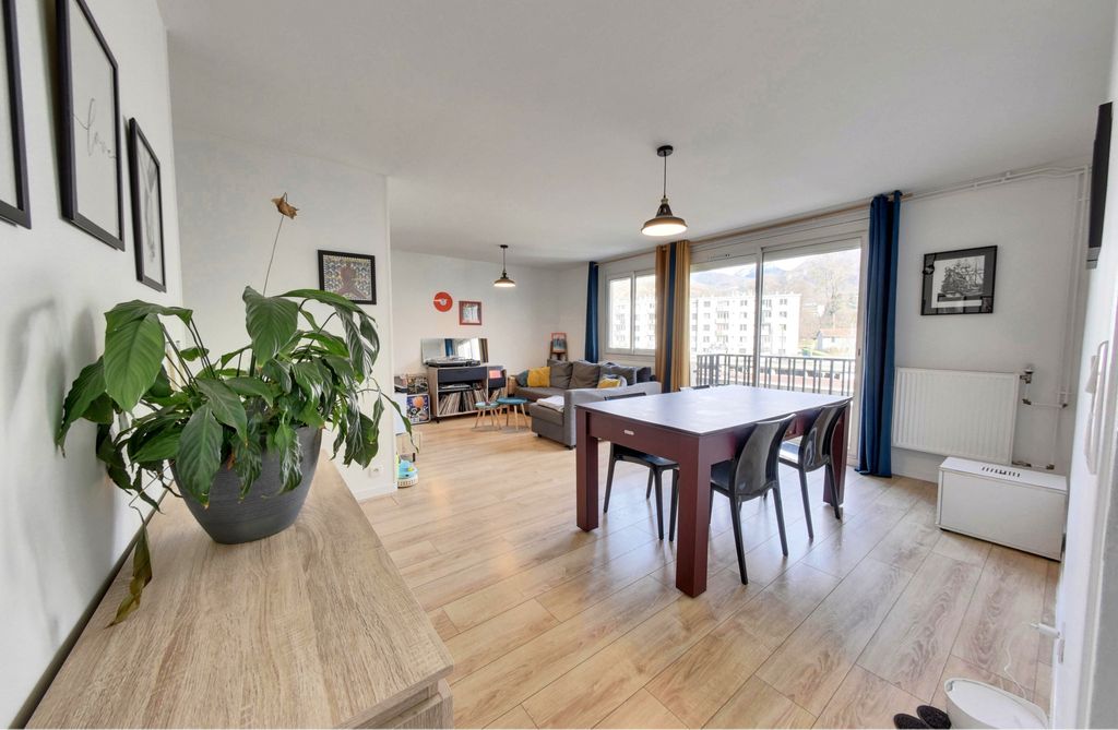 Achat appartement à vendre 5 pièces 76 m² - Saint-Égrève